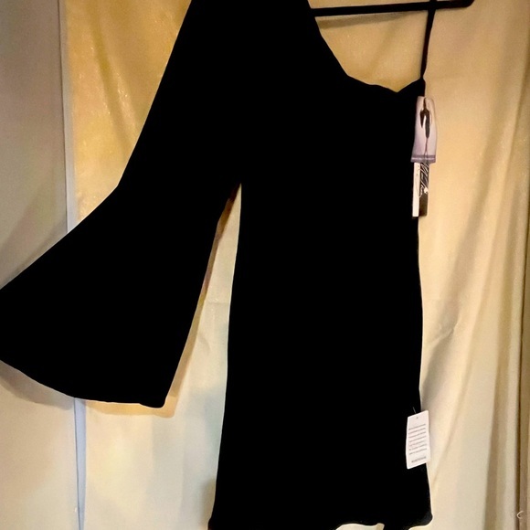 Brand new with tags
Dahlia MacPhee 
Black 6 
One shoulder drape dress
Style 3553 - Picture 2 of 7